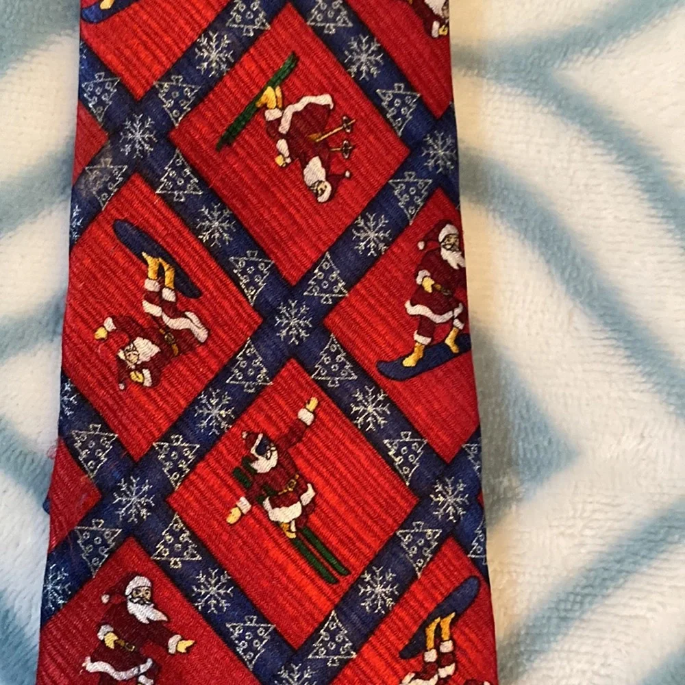American Traditions child’s Christmas neck tie; 14” Long & 3” W; 100% silk; EUC